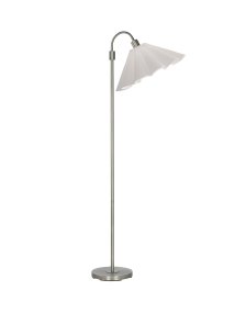 Amy Flex Sølv gulvlampe Fra PR Home - Lampen har en metallramme i sølvfinish med en justerbar overarm og en strømbryter på basen for enkel bruk.
