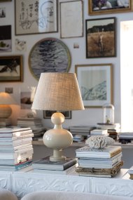 Fiona 40cm Kremhvit lampefot Fra Alde & Lind - Den mykt avrundede, klassiske formen er kombinert med en høyglanset, emaljelignende overflate som gir lampen et stilig og moderne uttrykk.