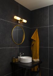 Cosenza 44cm Matt messing baderomslampe Fra Aneta Lighting - Cosenza dobbel vegglampe i matt messingfarget metall og opalhvit glassskjerm.