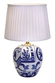 Göteborg 48cm Hvit bordlampe Fra Markslöjd - Gøteborg-lampen har et stilig design og er utstyrt med en plissert hvit tekstilskjerm.