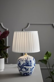 Göteborg 48cm Hvit bordlampe Fra Markslöjd - Gøteborg-lampen har et stilig design og er utstyrt med en plissert hvit tekstilskjerm.