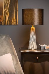 Extravaganza Velvet 47cm Svart bordlampe Fra Lucide - Det er som om lyset skinner fra bunnen av lampen &ndash; en optisk illusjon som garantert vil overraske alle besøkende.