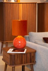 Esterad 47cm Oransje bordlampe Fra Lucide - Denne slående lampen er knapt en halv meter høy og passer perfekt på; et sidebord eller sidebord.
