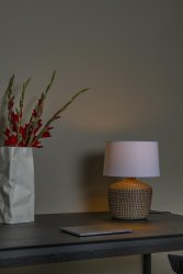 Ambala 64cm Natur bordlampe Fra Lucide - Denne lampen er perfekt for en kommode, et sidebord eller et salongbord i et koselig soverom.