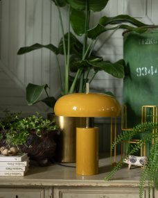 Lex 40cm Gul bordlampe Fra Alde & Lind - Lex er en moderne bordlampe i metall med sennepsgul farge og en høyglanset, emaljelignende finish.