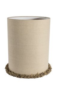 Lampshade Cylinder Fringe Ø30 Natur Fra Alde & Lind - Kantene er nøye brettet, og langs den nederste kanten går en dekorativ, kraftig blondefrynse som gir lampeskjermen en elegant og eksklusiv detalj.