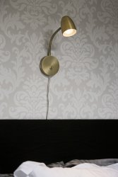 Sandnes Antikk leselampe Fra Aneta Lighting - Sandnes er den optimale nattbordslampen som er enkel å justere i begge retninger med en fleksibel skjøt og lysstyrke med sin dimmer.