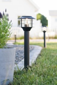 Pullertlampe 3W 45cm Svart Garden 24 Fra Markslöjd - Garden 24 er IP44-klassifisert og tilpasset hage- og utend&oslash;rsbelysning som du enkelt kan installere.