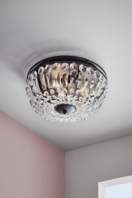 Vasa Ø30 Krom baderomslampe Fra Markslöjd - Dette elegante krystalltaket har en svart metallramme og vakre maskinskårne prismer som skaper et luksuriøst inntrykk.