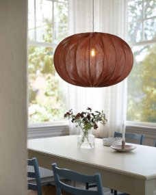 Moon Skjerm Ekskl. Oppheng Ø78 Rust Taklampe Fra Alde & Lind - Moon er en avrundet taklampeskjerm med metallramme og stoff i en varm rustfarge.