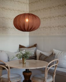 Moon Skjerm Ekskl. Oppheng Ø58 Rust Taklampe Fra Alde & Lind - Moon er en avrundet taklampeskjerm med metallramme og stoff i en varm rustfarge.