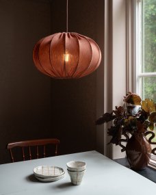 Moon Skjerm Ekskl. Oppheng Ø45 Rust Taklampe Fra Alde & Lind - Moon er en avrundet taklampeskjerm med metallramme og stoff i en varm rustfarge.