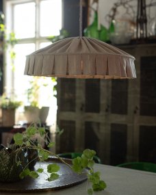 Vinga Skjerm Ekskl. Oppheng Ø58 Natur Taklampe Fra Alde & Lind - Vinga er en dekorativ taklampeskjerm i 100 % naturlig lin som gir rommet et mykt og koselig uttrykk.