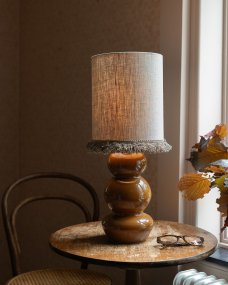 Becca 36cm Brun lampefot Fra Alde & Lind - Becca er en dekorativ lampefot i metall med en varm brun farge og en blank, emaljelignende finish.