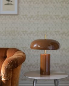 Lex 40cm Brun bordlampe Fra Alde & Lind - Lex er en moderne bordlampe i metall med en varm brun farge og en høyglanset, emaljelignende finish.