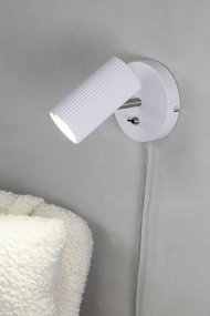 Costilla Hvit leselampe Fra Markslöjd - Det enkle designet og den stilige fargen gjør at lampen smelter inn i de fleste interiørstiler.