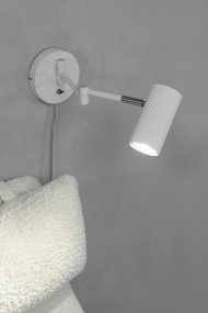 Costilla Hvit Fra Markslöjd - Den hvite finishen gir et elegant og industrielt utseende, noe som gjør den ideell for moderne hjem og arbeidsområder.