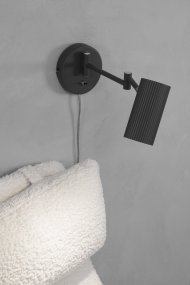 Costilla Grå leselampe Fra Markslöjd - Den mørkegrå finishen gir et elegant og industrielt utseende, noe som gjør den ideell for stilige moderne hjem og arbeidsområder.