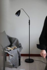 Patro Svart Fra Markslöjd - Den praktiske, justerbare fleksarmen i stål har en innebygd bryter for den integrerte LED-belysningen, som kan dimmes i tre trinn når lampen slås av og på.