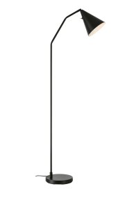 Funil Svart gulvlampe Fra Markslöjd - Lampen er laget av svartlakkert metall og har et dekorativt kjegleformet lampehode som kan roteres og justeres.