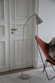 Funil Beige gulvlampe Fra Markslöjd - Lampen er laget av beige lakkert metall og har et dekorativt kjegleformet lampehode som kan roteres og justeres.