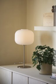 Sober 50cm Stål bordlampe Fra Markslöjd - Bordlampe i klassisk design med en sober hvit glassskjerm og en stålbase.