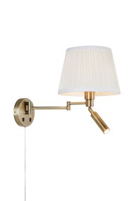 Pivot 43cm Messing Fra Markslöjd - Sjarmerende vegglampe i messingfinish med to funksjonelle lyspunkter, en svingarm med off-white plissert tekstilskjerm og en justerbar nattbordslampe med fast integrert LED som gir rettet lys akkurat dit du trenger det.