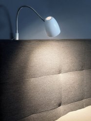 Sandnes Hvit leselampe Fra Aneta Lighting - Sandnes er den perfekte nattbordslampen for montering på; Sengegavlen er i matt hvitmetall med kromdetaljer.