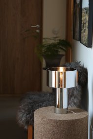 Corin 32cm Sølv bordlampe Fra Markslöjd - Corin-bordlampen er laget utelukkende av glass med en avrundet skjerm og matchende base som elegant slipper lyset gjennom.
