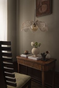 Styrka Ø63 Flerfarget Taklampe Fra Markslöjd - Taklampe i et uttrykksfullt leopardm&oslash;nster i svart og beige, med en blomsterlignende form i bananfiber som gir et mykt og dekorativt inntrykk.