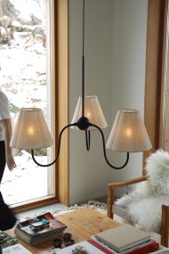 Veya Ø90 Svart Fra Markslöjd - Stor taklampe med tre mykt buede armer i svart metall med st&oslash;pejernsf&oslash;lelse, kombinert med beige linskjermer som sprer et varmt og behagelig lys.
