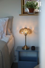 Kurage 43cm Antikk messing/rav Fra Markslöjd - Bordlampe i klassisk stil med antikk messingfinish og dekorativ ravfarget glassskjerm.