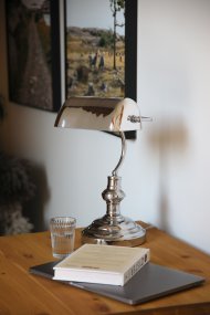 Bankers 42cm Krom Fra Markslöjd - Bankers bordlampe er laget helt av krom og har en metallbase og et justerbart matchende lampeglass.