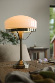 Aurelia 40cm Antikk messing bordlampe Fra Markslöjd - Den antikk messingfargede metallbasen er kombinert med en mykt formet hvit glassskjerm, noe som gir lampen et klassisk og stilig uttrykk.