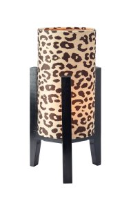 Eruca 34cm Leopard bordlampe Fra Markslöjd - Lampefoten i svart tre er kombinert med en sylindrisk tekstilskjerm i off-white og brunt leopardm&oslash;nster, noe som gir lampen en trendy og personlig karakter.