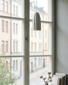 Clay Ø8 Hvit vinduslampe Fra Markslöjd - Den kompakte st&oslash;rrelsen gj&oslash;r Clay perfekt for vinduet, hvor den skaper et behagelig lys og blir en dekorativ detalj b&aring;de p&aring; og av.