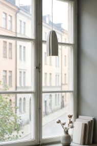 Clay Ø8 Hvit vinduslampe Fra Markslöjd - Den kompakte st&oslash;rrelsen gj&oslash;r Clay perfekt for vinduet, hvor den skaper et behagelig lys og blir en dekorativ detalj b&aring;de p&aring; og av.