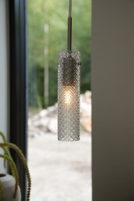 Vibia Ø5 Gjennomsiktig vinduslampe Fra Markslöjd - Skjermen i frostet glass er kombinert med et langt, smalt oppheng i sateng nikkelfinish som forsterker lampens moderne og sofistikerte preg.