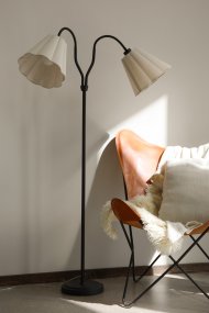 Veya 2 Svart gulvlampe Fra Markslöjd - Veya er en stilig gulvlampe med en svart metallbase og to beige tekstilskjermer som skaper en myk kontrast.