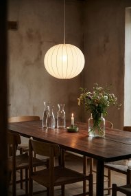 Solia Ø50 Hvit Taklampe Fra Markslöjd - Solia er en elegant pendellampe med en myk, rund form og et stilig skandinavisk uttrykk.