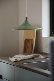 Beam Ø37 Grønn Taklampe Fra Markslöjd - Beam er en stilig pendellampe i gr&oslash;nt metall med en mykt formet skjerm og en diameter p&aring; 37 cm.