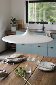 Beam Ø57 Beige Taklampe Fra Markslöjd - Beam er en stilig pendellampe i beige metall med en mykt formet skjerm og en diameter p&aring; 57 cm.