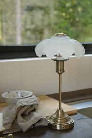Kurage 35cm Antikk messing/hvit bærbar Fra Markslöjd - Lampen er oppladbar og har en ber&oslash;ringsdimmer p&aring; basen med tre lysstyrkeniv&aring;er og justerbar fargetemperatur.