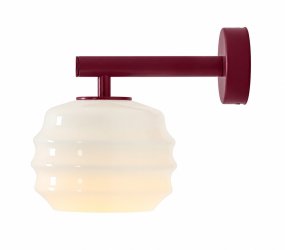 Puff 23cm Burgunder vegglampe Fra Artera - Den dekorative skjermen i hvitt opalglass har en bølget form som gir lampen et lekent og elegant uttrykk.