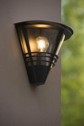 Livia Svart utendørslampe Fra Lucide - Når du slår på denne vegglampen, forvandles den til en gylden stemningsbryter.