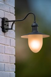 Aruba Svart utendørslampe Fra Lucide - Takket være den forlengede armen får du ekstra fleksibilitet, som gjør det enkelt å sitte under belysningen på; en koselig benk eller ved utebordet.