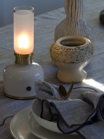 Frida 22cm Hvit bærbar Fra PR Home - Den skaper en varm og stemningsfull atmosf&aelig;re med en fargetemperatur p&aring; omtrent 2000 Kelvin og en lysstr&oslash;m p&aring; 20&ndash;40 lumen, avhengig av dimmerniv&aring;et.