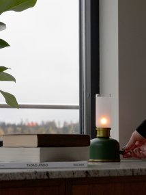 Frida 22cm Mørkegrønn bærbar Fra PR Home - Den skaper en varm og stemningsfull atmosf&aelig;re med en fargetemperatur p&aring; omtrent 2000 Kelvin og en lysstr&oslash;m p&aring; 20&ndash;40 lumen, avhengig av dimmerniv&aring;et.