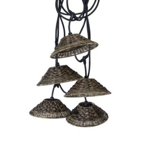 Flex Out 6,5m Natur Fra PR Home - Lysstrengen kommer med 5 lampeskjermer i naturlig brun farge laget av klassisk kurvvev, blandet med kunstige plastmaterialer og vannhyasint for å skape en tradisjonell rustikk blanding.