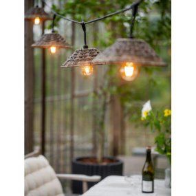 Flex Out 6,5m Natur Fra PR Home - Lysstrengen kommer med 5 lampeskjermer i naturlig brun farge laget av klassisk kurvvev, blandet med kunstige plastmaterialer og vannhyasint for å skape en tradisjonell rustikk blanding.